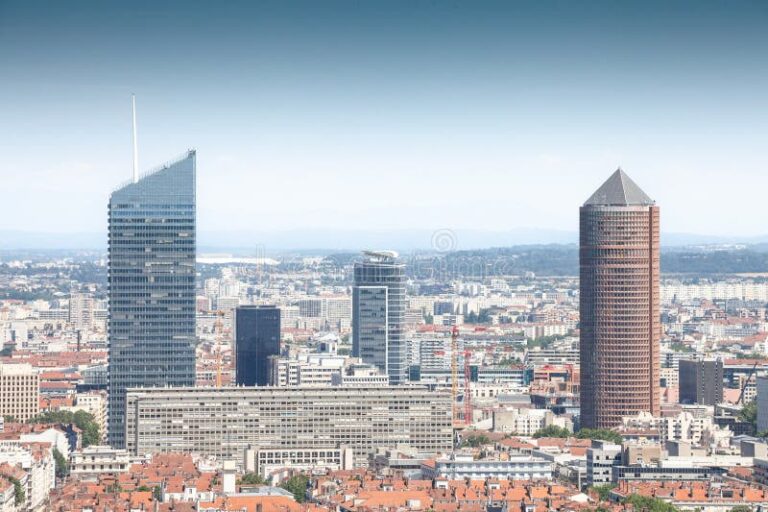 Pourquoi choisir Semcoda comme votre agence à Lyon 51 vue panoramique de lyon avec skyline dynamique