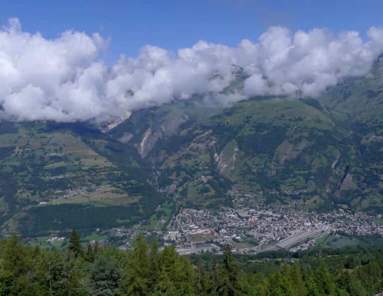 vue panoramique des montagnes a bourg saint maurice