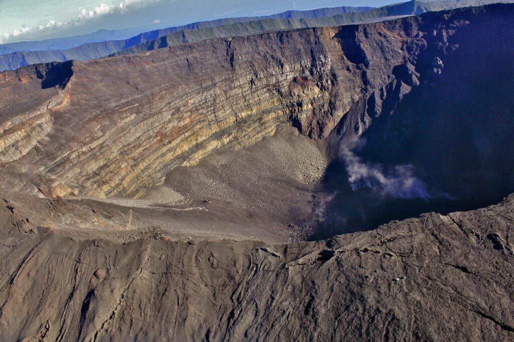 Pourquoi visiter le musée du volcan à La Réunion pour découvrir l'île 1 vue spectaculaire du piton de la fournaise